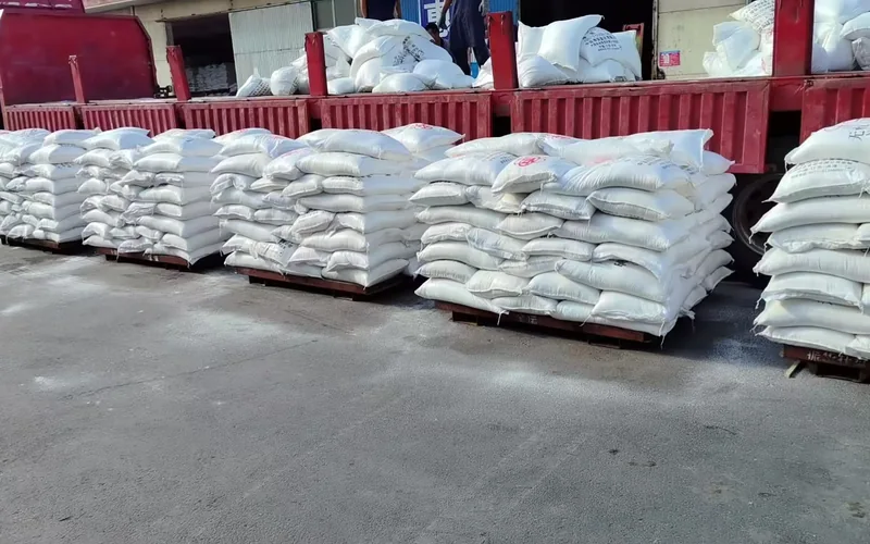 托盘上码放的成品袋与待装货车